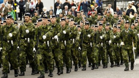 Швеция връща задължителната военна служба