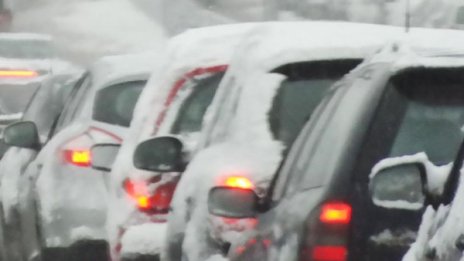 Проверки на колите задръстиха пътя към пистите в Банско
