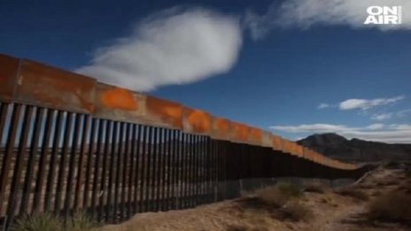 Мексикански конгресмен се качи на стената на Тръмп