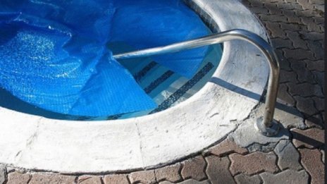 Малката Изабела, която пострада от джакузи, е по-добре