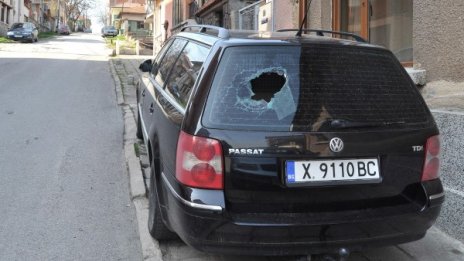 Задържаха младежи, изпочупили 15 коли в Дупница