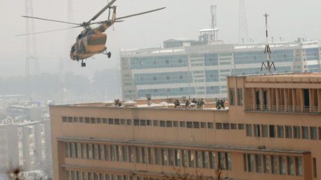 Нападнаха най-голямата военна болница в Афганистан