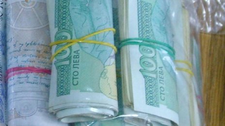 Провал! Съседка хвана метнати пари за ало апаши