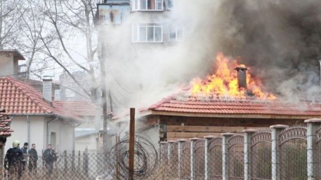 След избухване на газова бутилка: Пожар в три имота в Силистра