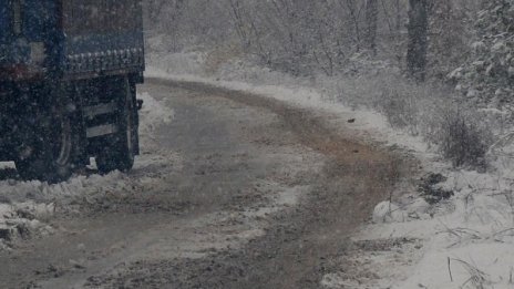 25 см сняг покриха прохода "Петрохан"