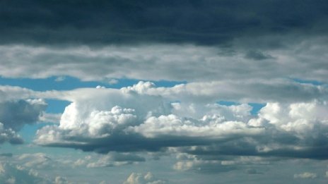 Валежите спират следобед, градусите ще стигнат до 12°