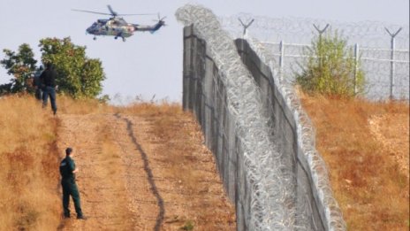 Очаква се поток от мигранти, засилват охраната по границата