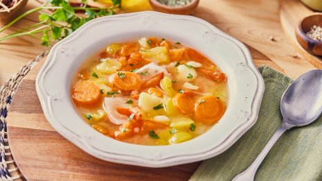 Суперхрани за студените дни: билки и бульони за сила