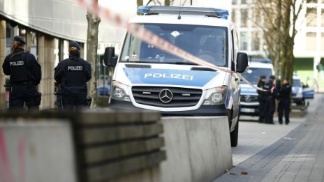 Въоръжен държи заложници в германския град Дуисбург