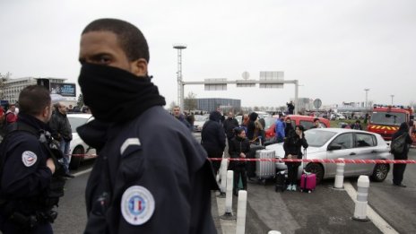 Не са намерени експлозиви у нападателя от летище "Орли"