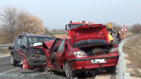 Шофьор заспа и предизвика тежък сблъсък край Пловдив 
