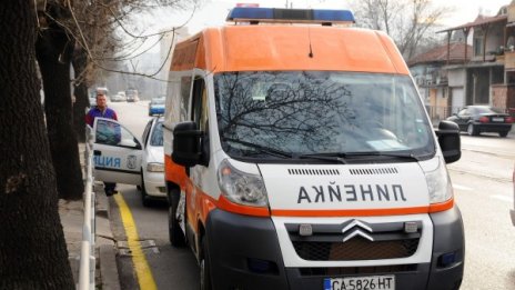 Автомобил блъсна жена в град Баня, тя почина на място