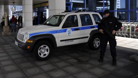 Осем пакета с експлозиви конфискувани в поща в Атина