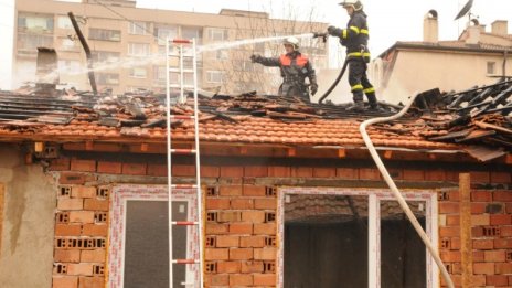 Детска игра предизвика пожар в къща 