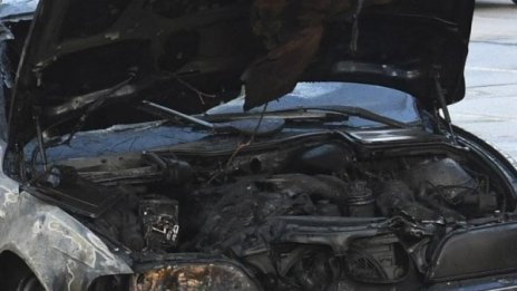 Две леки коли изгоряха при пожари в Бургас