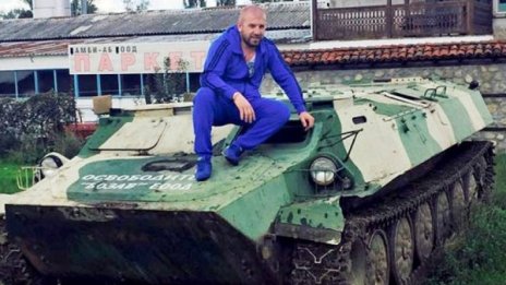 Лег даун! Динко пак по границата, залови си трима мигранти