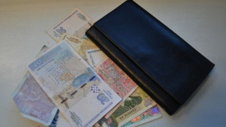 Европеецът богатее, а българинът? Скъпи храни – евтини дрехи!