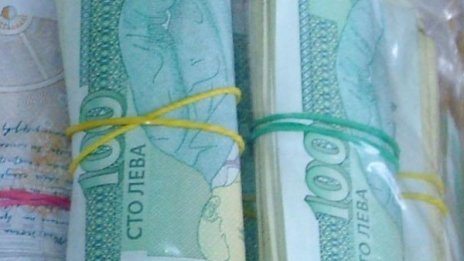 3000 лв., $420, &#163;980, злато... летят от балкон към ало апаши
