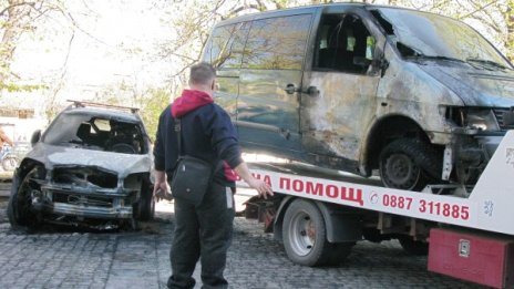 Бизнесмен от Русе завари двете си коли – опожарени!