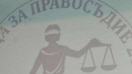 Шеф грабна ножа: Подпиши, че съм платил!