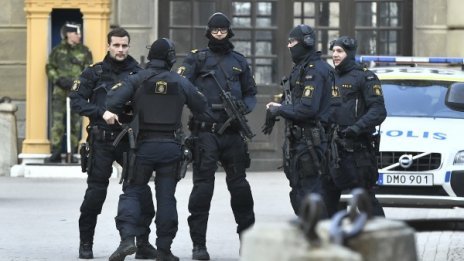 След терора в Стокхолм: Центърът на града е блокиран