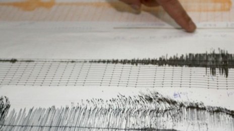 Паника и напукани сгради след трусове във Филипините