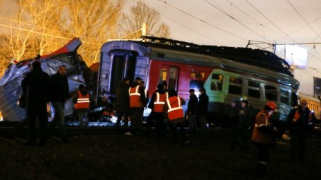 Два влака се сблъскаха край Москва, десетки са ранени