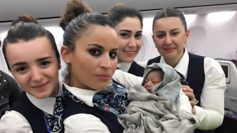 Жена роди бебето си на 14 000 метра над земята