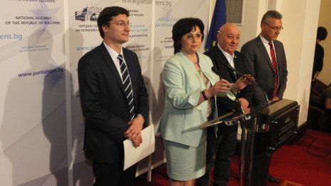 Борисов оферира Нинова с шефския пост на парламента! Тя: Твърдо не!