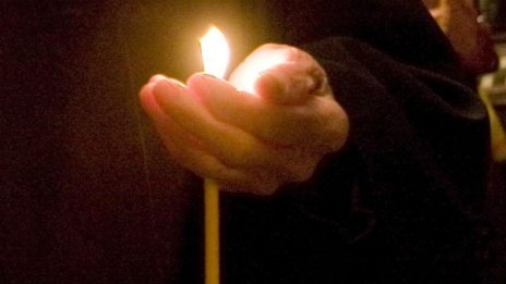 Носят Благодатния огън у нас с четири огнеупорни фенера