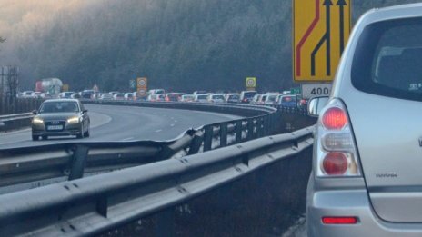 Колони от ТИР-ове по границите, трафикът е интензивен