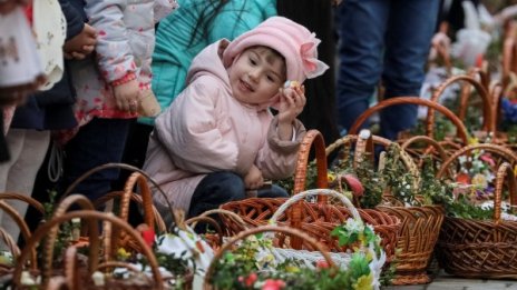 Търговци напълниха великденските кошници с кукли и пушки