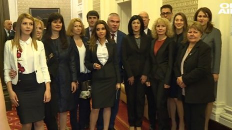 Делови стил, тъмни цветове... Дрехите на депутатите