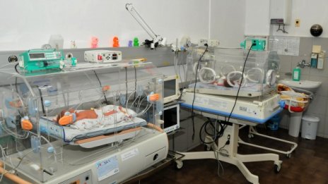 Медсестрите заминават в чужбина, акушерките изчезват
