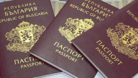 Кой взима най-много български паспорти? Украинци и руснаци