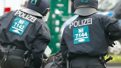 Двама полицаи - ранени на протестите в Кьолн