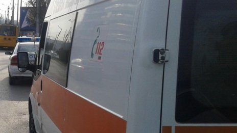 Кола мина на червено, блъсна двама на "зебра"