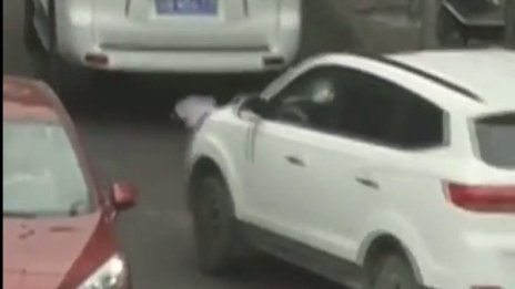 Стряскащо: 2-годишно оцеля под две коли!
