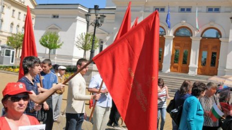 Първи май: Ден за празник, Ден на труда