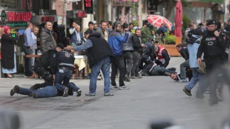 Сблъсъци в Истанбул: Палки, газ и ритници за 1 май