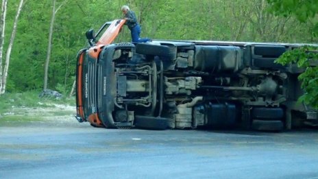 Край Змейово: Шофьор на камион се удари в мост и загина