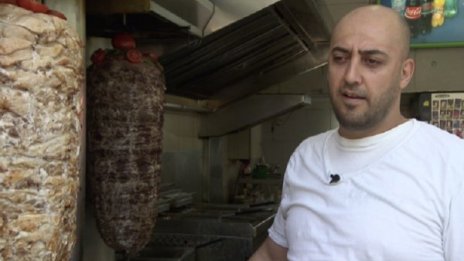 Какво работят бежанците? Въртят ножа из дюнерджийници