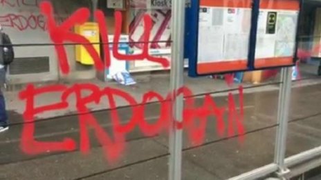 Надписи пред турското консулство в Цюрих: "Kill Erdogan"