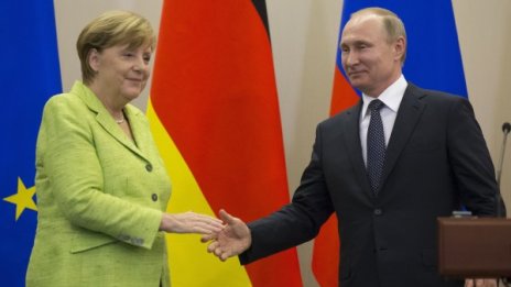 Путин отрече пред Меркел да се меси на други държави