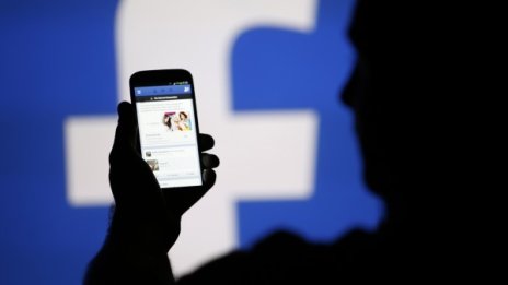 Facebook наема още 3000 души за контрол на видеоматериалите
