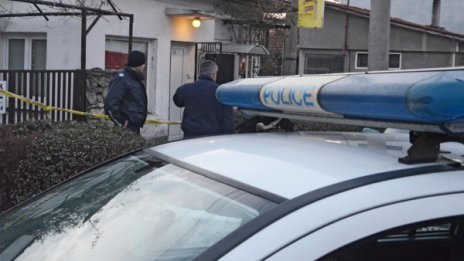 Непълнолетни катастрофираха със свит автомобил