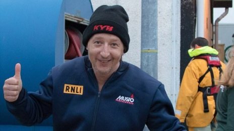 Българин оцеля 11 часа в ледено море... стана позитивен