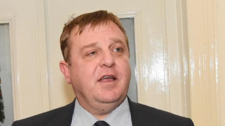 Каракачанов остава "за" наборната служба. И като министър