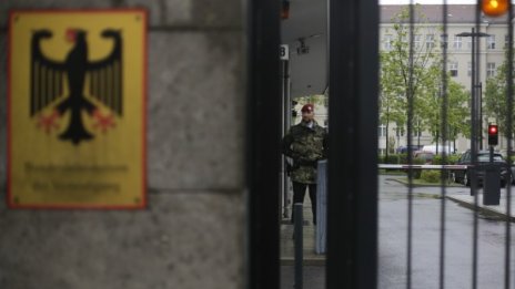Тараш в германски казарми заради нацистки скандал