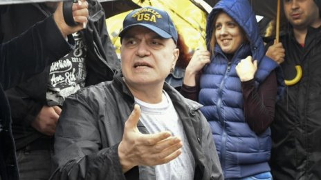 Пети ден, почивен понеделник: Слави пак пред НС-то